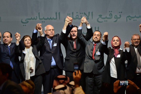 Vertreter der verfeindeten Lager feiern die Unterzeichnung des Friedensabkommens für Libyen.