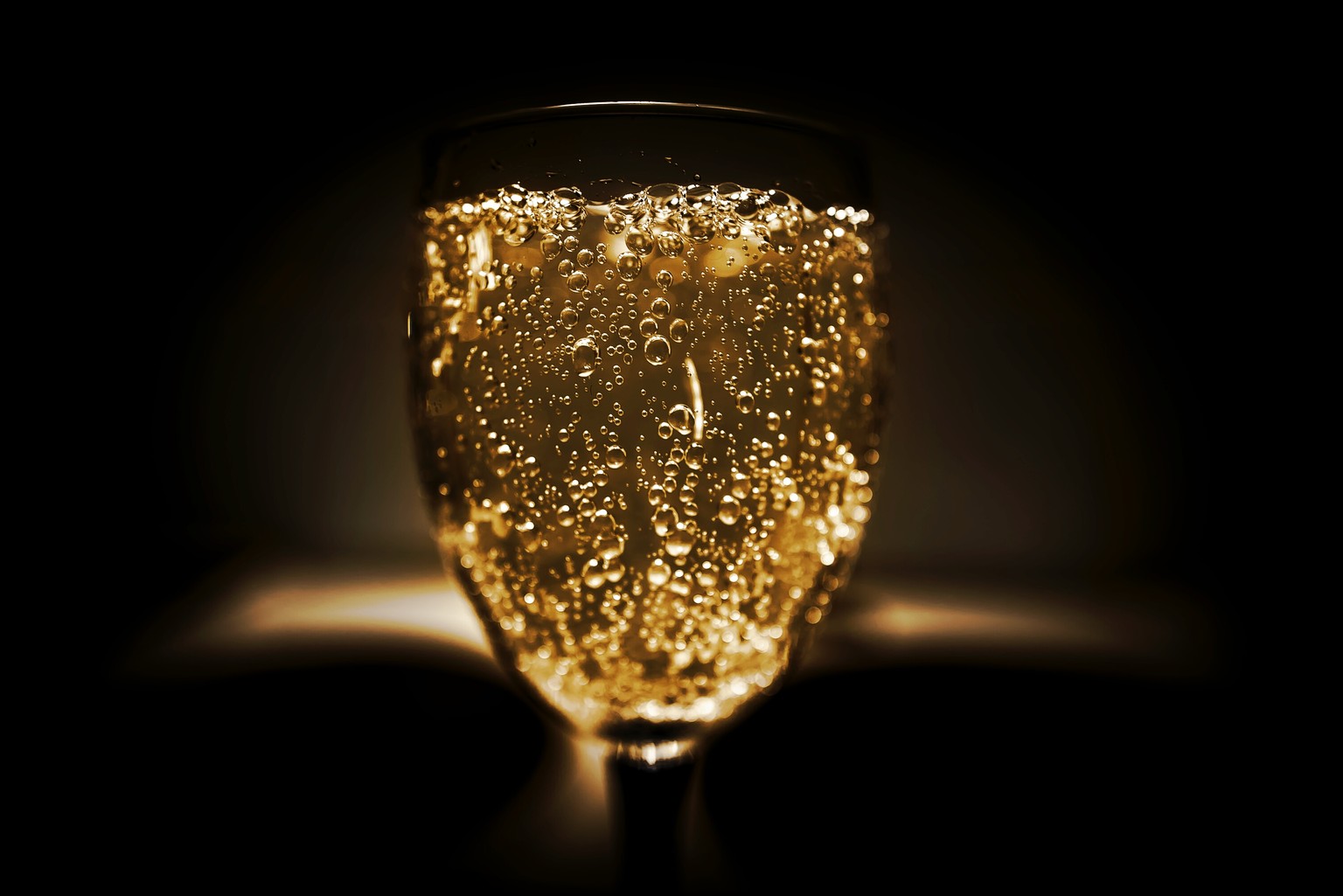 Vor dem zu Bett gehen, gönnt sich Queen Elizabeth jeweils ein Gläschen Champagner – am liebsten von den Marken Bollinger, Lanson oder Krug.&nbsp;
