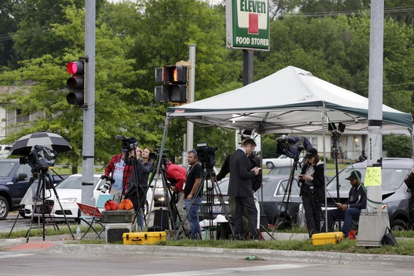 epa05969549 The media wait outside the main gate of Fort Leavenworth. Chelsea Manning was released from the Fort Leavenworth prison in Leavenworth, Kansas, USA, 17 May 2017. President Obama commuted t ...
