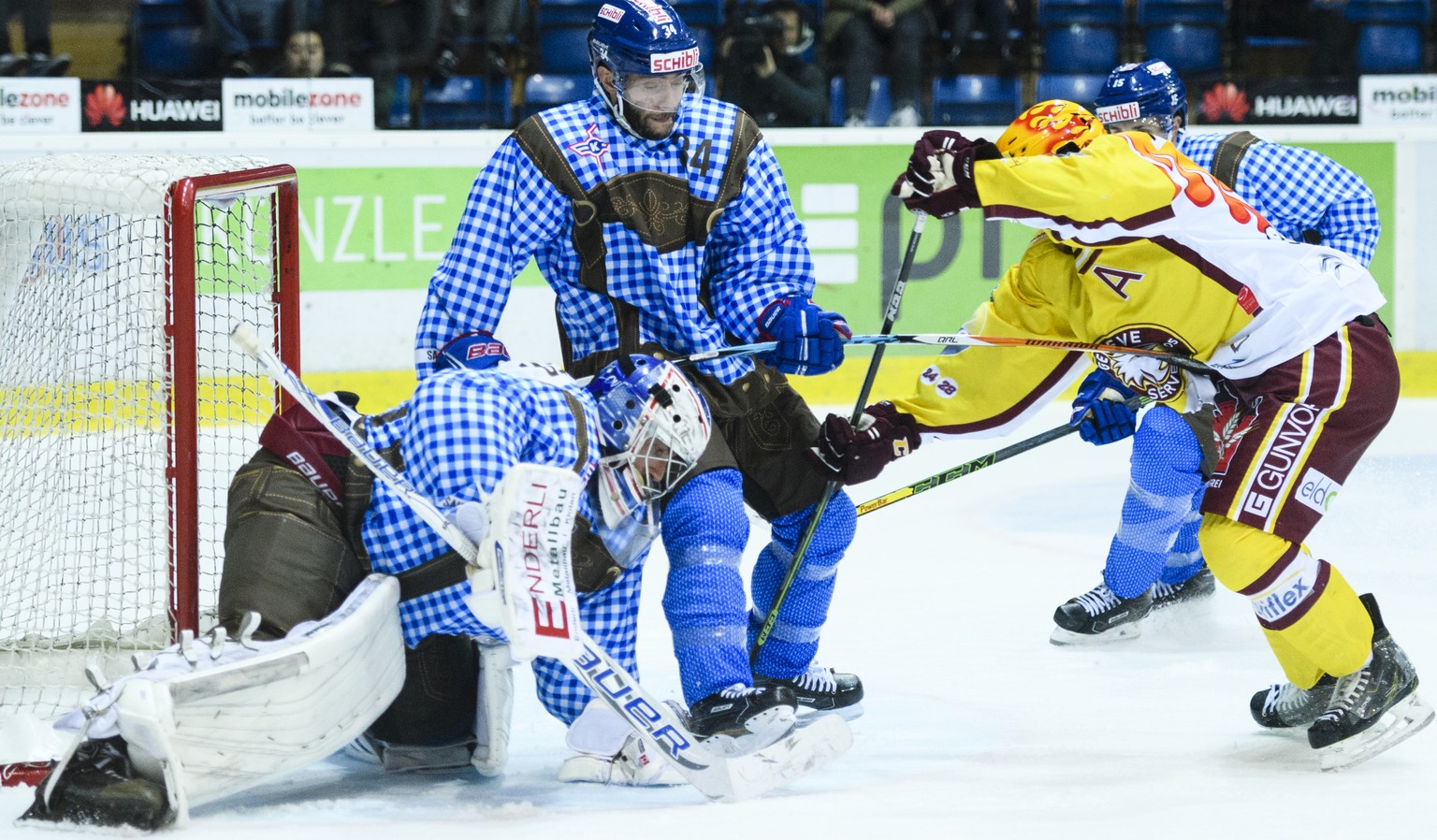 EHC Kloten Verteidiger Rene Back, links, kaempft gegen Servettes TopScorer Jeremy Wick, rechts, waehrend dem Eishockey-Meisterschaftsspiel der National League A zwischen dem EHC Kloten und dem Geneve- ...