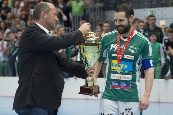 Der alte Meisterpokal – hier nimmt Mattias Hofbauer die Trophäe für den Titel 2014 entgegen – hatte eher Grümpelturnier-Charakter.