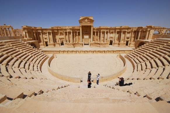 2008: Touristen machen Fotos von den antiken Bauten.