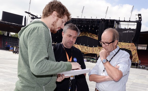 Andre Bechir. rechts, Boss von ABC - Productions AG mit Mitarbeitern im Zuercher Letzigrund am Samstag, 31. Mai 2014. Bechir ist der Organisator des Konzert der Rolling Stones, welche im Rahmen ihrer  ...