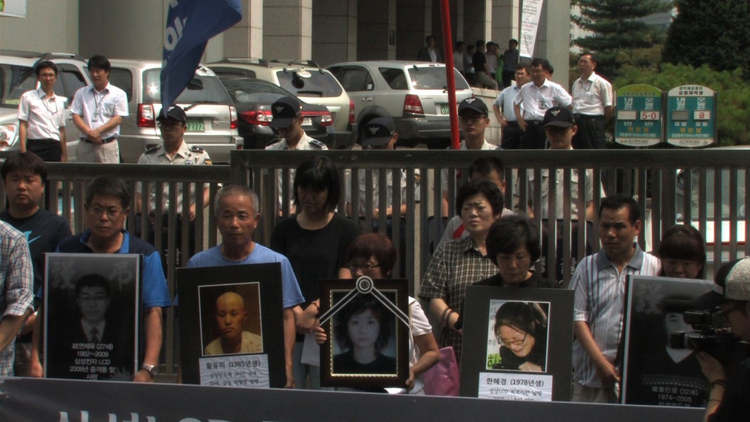 Demonstranten trauern vor dem Samsung-Sitz in Seoul um ihre Angehörigen.