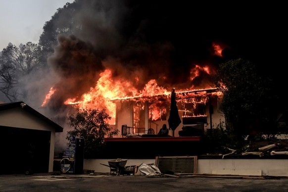 Nachrichten Linkding epa11813548 A house is engulfed in flames as a result of the Palisades wildfire in Malibu, California, USA, 08 January 2025. According to data from California Department of Forestry and Fire Protectio ...