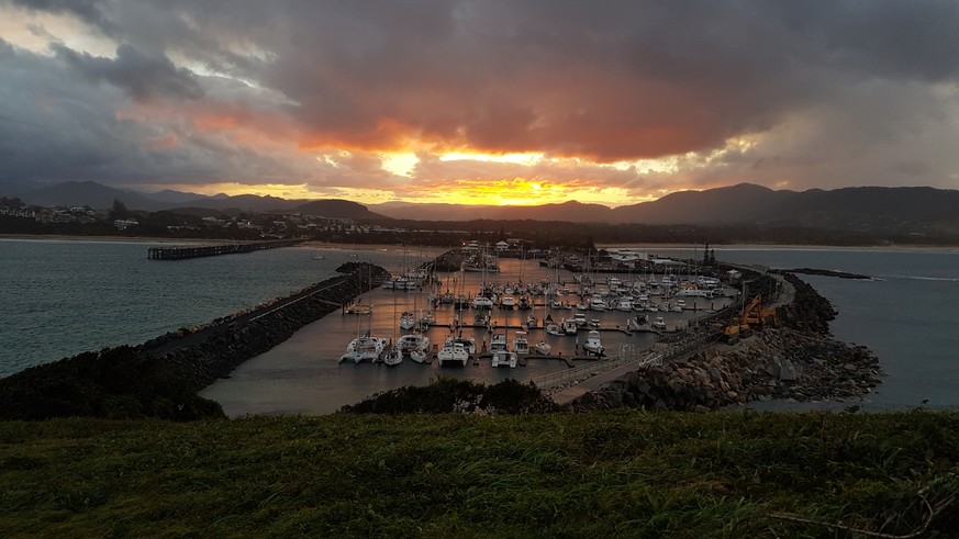 Coffs Harbour – Die Muttonbird Insel ist via Steg erreichbar und bietet eine schöne Aussicht auf das unaufgeregte Städtchen. Noch ein Sonnenuntergang. Doppelschön.