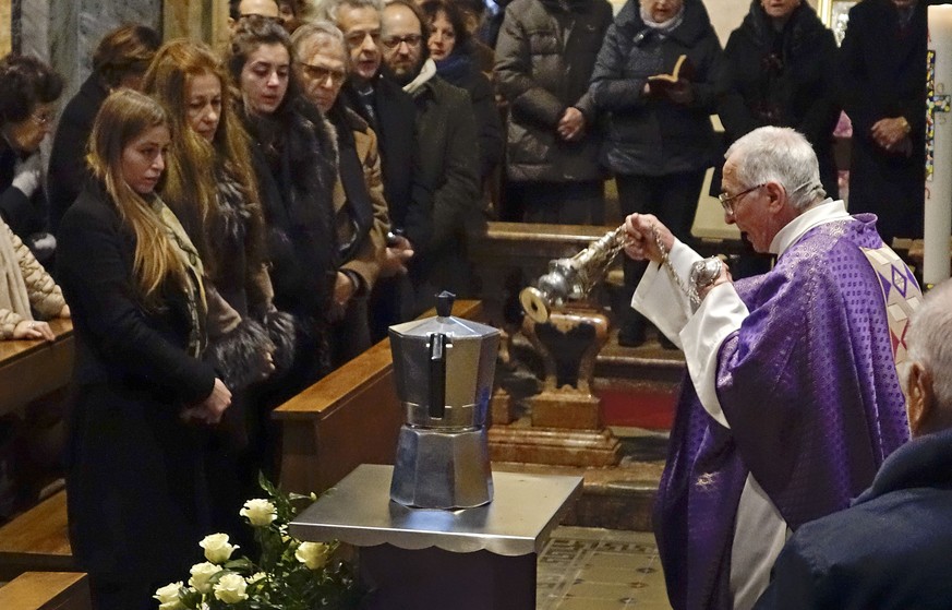 Pater Pietro Segato segnet am 16. Februar in Casale Corte Cerro Renato Bialetti.