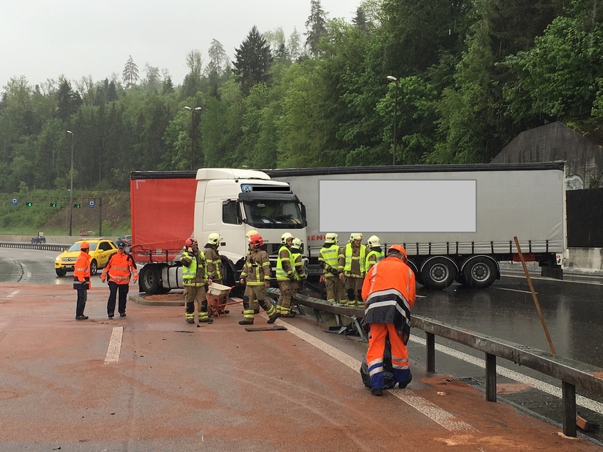 Das Fahrzeug kam quer zur Fahrbahn zum Stillstand.