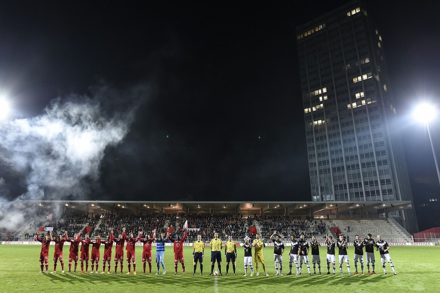 Die beiden Teams der Winterthurer und des FC Lugano begruessen die Fans vor dem Schweizer Cup Achtelfinal Fussballspiel zwischen dem FC Winterthur und dem FC Lugano am Donnerstag, 29. Oktober 2015, au ...