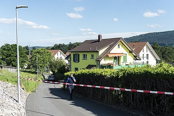 Beamte sperren den Tatort in Winznau ab.