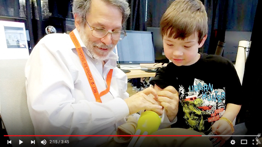 Dank YouTube-Community erhalten behinderte Kinder per 3D-Druck erstellte Prothesen. Dies sei nur ein Beispiel, wie Menschen auf der Videoplattform zusammenfinden und interagieren.
