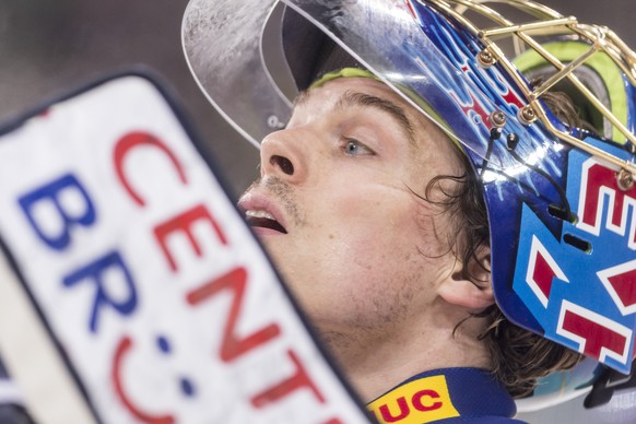 Biel Goalie Jonas Hiller lueftet seinen Helm im Eishockey National League A Spiel zwischen dem EHC Biel und dem HC Davos, am Dienstag, 13. September 2016 in der Tissot Arena in Biel. (KEYSTONE/Alessan ...