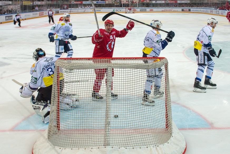 Lausannes Juha-Pekka Hytönen jubelt über das Tor seines Teamkollegen Yannick Herren.