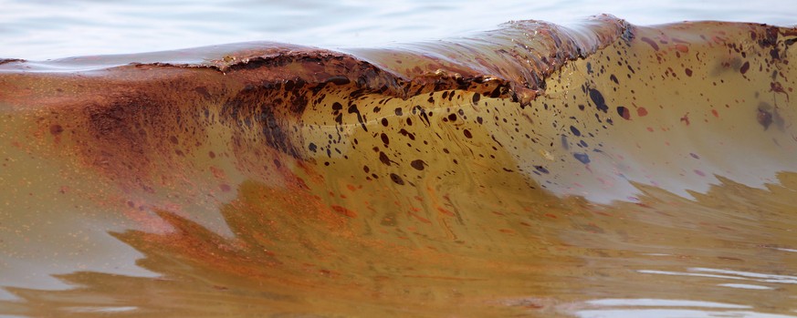 2010: Öl schwimmt im Ozean vor der Küste Alaskas nachdem eine Explosion die Shell-Bohrinsel «Deepwater Horizon» zerstörte.&nbsp;
