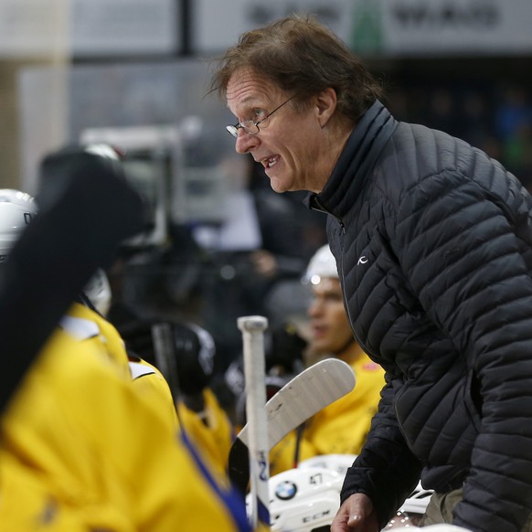 Davos Cheftrainer Arno Del Curto gibt Anweisungen im Eishockey Meisterschaftsspiel der National League A zwischen dem SC Bern und dem HC Davos, am Freitag, 21. Oktober 2016, in der Postfinance Arena i ...