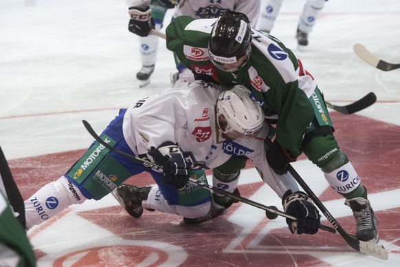 Oltens Ramon Diem, rechts, im Kampf um den Puck gegen Zugs Nolan Diem, links, im Achtelfinalspiel im Swiss Ice Hockey Cup zwischen dem EHC Olten aus der ersten Liga und dem EV Zug, am Mittwoch, 26. Ok ...