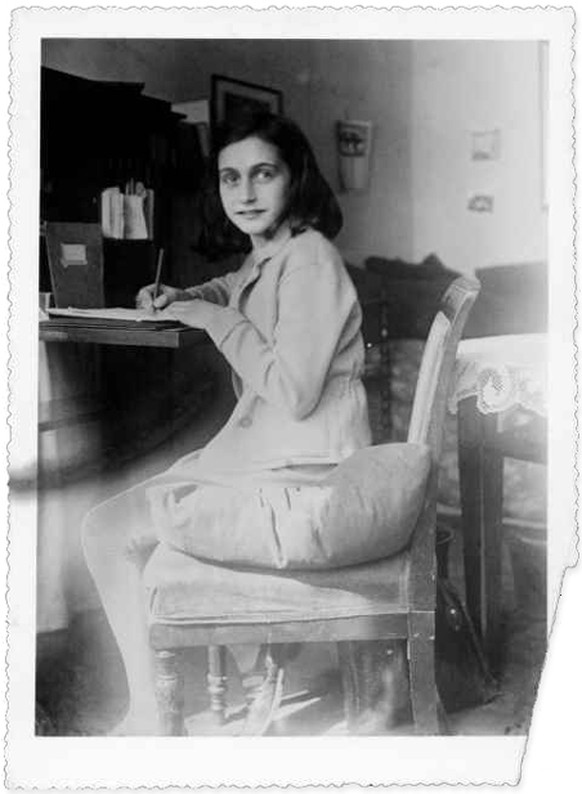 Anne Frank beim Schreiben.