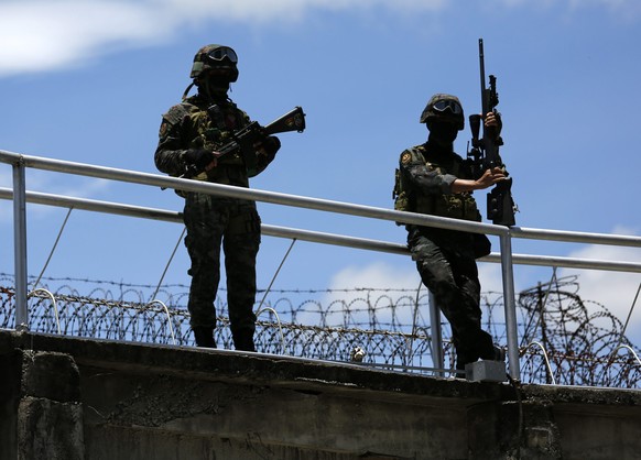 epa05432923 Filipino members of the elite Police Special Action Force (SAF) patrol at the national prison in Muntinlupa city, south of Manila, Philippines, 20 July 2016. The SAF commandos were deploye ...