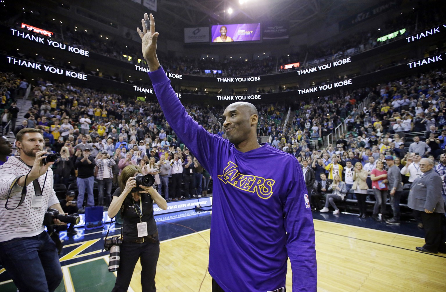 «Thank you Kobe»: Bryant erfährt auf seiner Abschiedstournee auch auswärts grosse Sympathie.