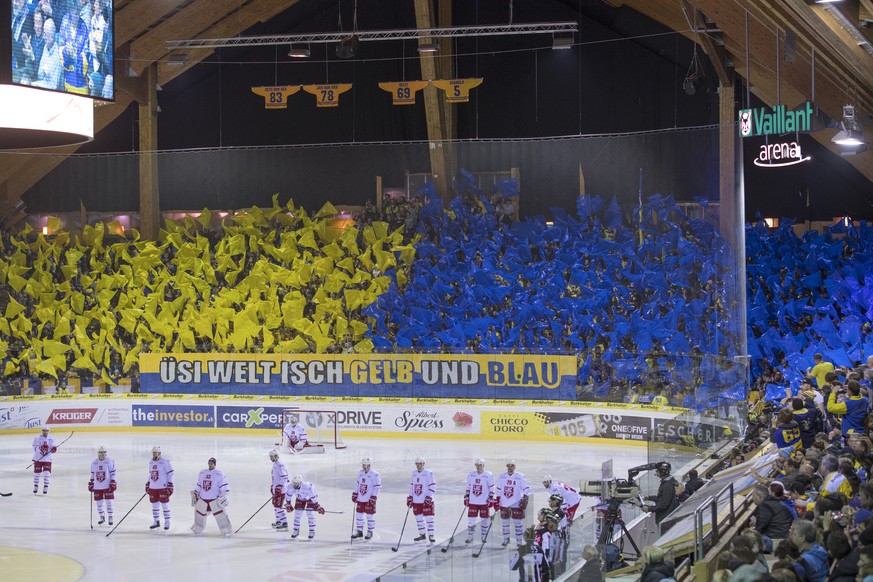 Chorero der Davoser Fans (Ostkurve) vor dem Spielbeginn, im vierten Eishockey Playoff-Viertelfinalspiel der National League A zwischen dem HC Davos und dem Lausanne HC, am Samstag, 11. Maerz 2017, in  ...