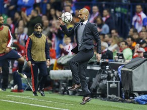 Pep Guardiola elegant mit Ball.