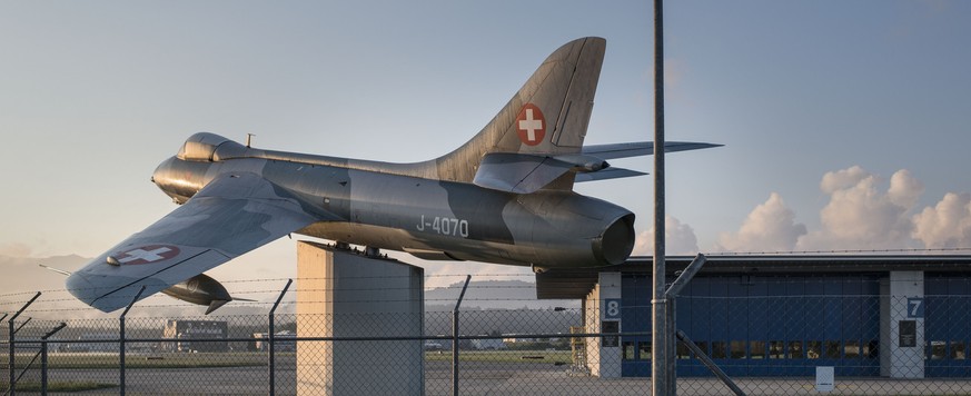 A Hunter plane on a pedestal, pictured on August 20, 2013, at the military airbase of the Swiss Air Force in Emmen, canton of Lucerne, Switzerland. (KEYSTONE/Christian Beutler)

Ein Hunter-Flugzeug au ...