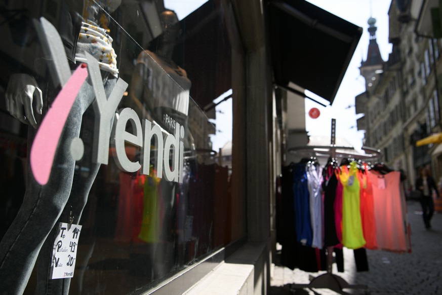 L&#039;enseigne de Yendi photographiee sur la vitrine de la succursale du magasin de mode ce mercredi 12 avril 2017 a Lausanne. Yendi, qui emploie environ 500 personnes en Suisse, a demande mardi l&#0 ...