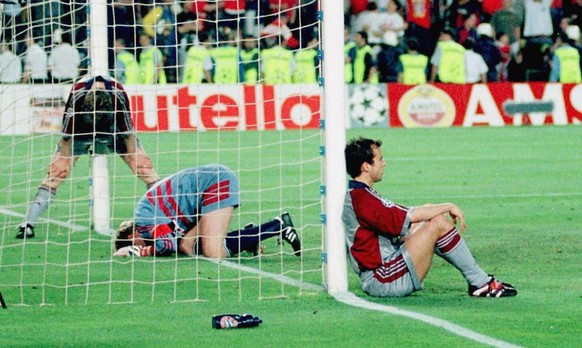 Bayern Munich players Michael Tarnat, Oliver Kahn and Mehmet Scholl (from left) react in dejection after they lost 1-2 in the Champions League final against Manchester United late Wednesday, May 26, 1 ...