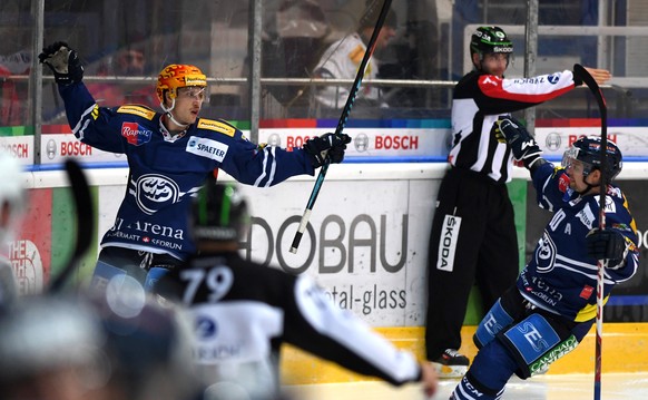 Ambri&#039;s Cory Emmerton, left, celebrates the 1-2 goal, during the preliminary round game of National League A (NLA) Swiss Championship 2016/17 between HC Ambri Piotta and Lausanne HC, at the ice s ...