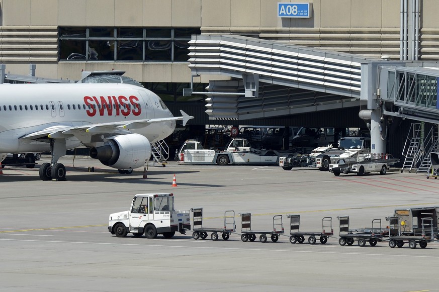 epa04866324 A Swissport baggage cart is seen on Zurich airport in Kloten, Switzerland, 30 July 2015. Swiss luggage handler Swissport is bought by Chinese HNA Group for 2.73 billion Swiss frances (2.81 ...