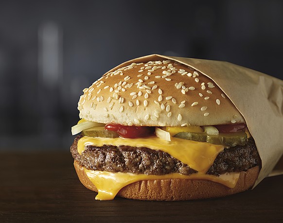 Nachrichten Linkding This image provided by McDonald’s Corporation shows a Quarter Pounder burger. McDonald's says it will swap frozen beef patties for fresh ones in its Quarter Pounder burgers by sometime in 2018 at ...