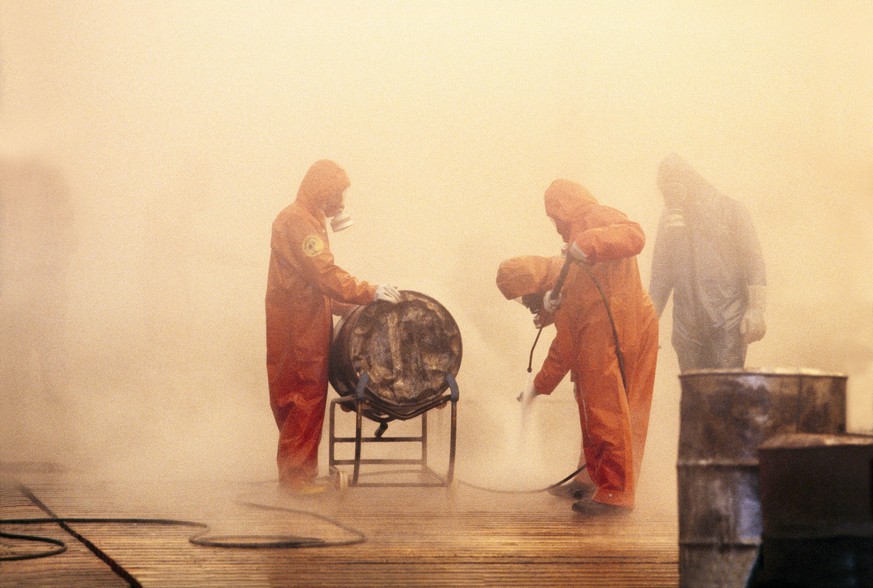 ARCHIVE --- VOR 30 JAHREN, AM 1. NOVEMBER 1986, BRACH AUF DEM GELAENDE DER DAMALIGEN CHEMIEFIRMA SANDOZ IN SCHWEIZERHALLE EIN GROSSBRAND AUS. EIN LAGERGEBAEUDE MIT UEBER 1000 TONNEN CHEMIKALIEN BRANNT ...