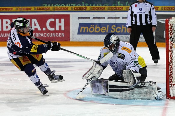 26.01.2016; Zug; Eishockey NLA - EV Zug - HC Ambri-Piotta; Lino Martschini (L, Zug) gegen Torhueter Sandro Zurkirchen (R, Ambri) (Patrick Straub/freshfocus)