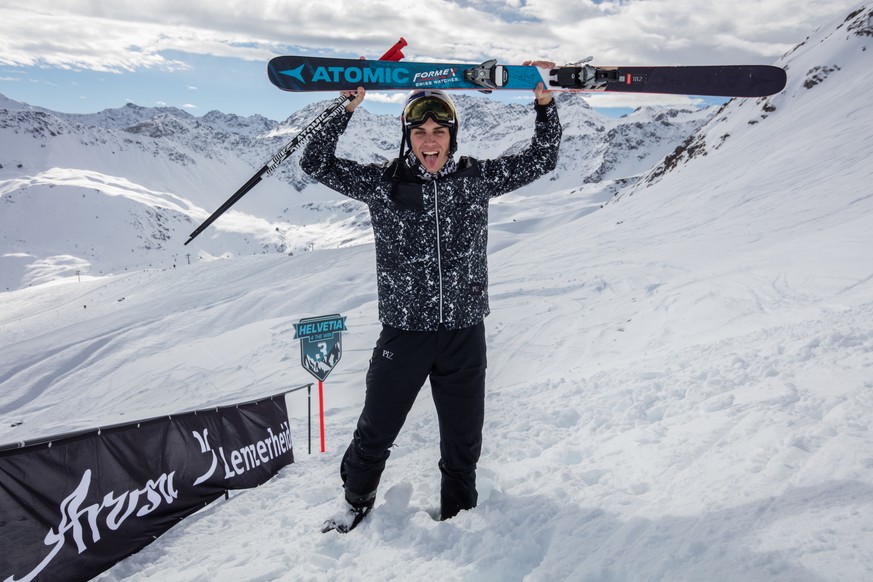 Elias Ambuehl knackt in Arosa Lenzerheide den Weltrekord im Rueckwaerts-Skifahren. 
(PPR/Arosa Lenzerheide/SRF/Marcus Gyger)