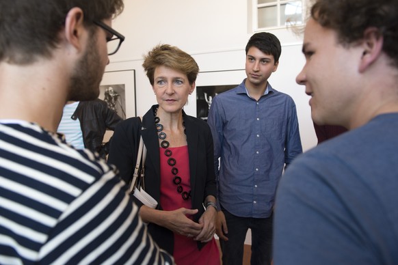 Simonetta Sommaruga im Gespräch mit JUSO-Delegierten.