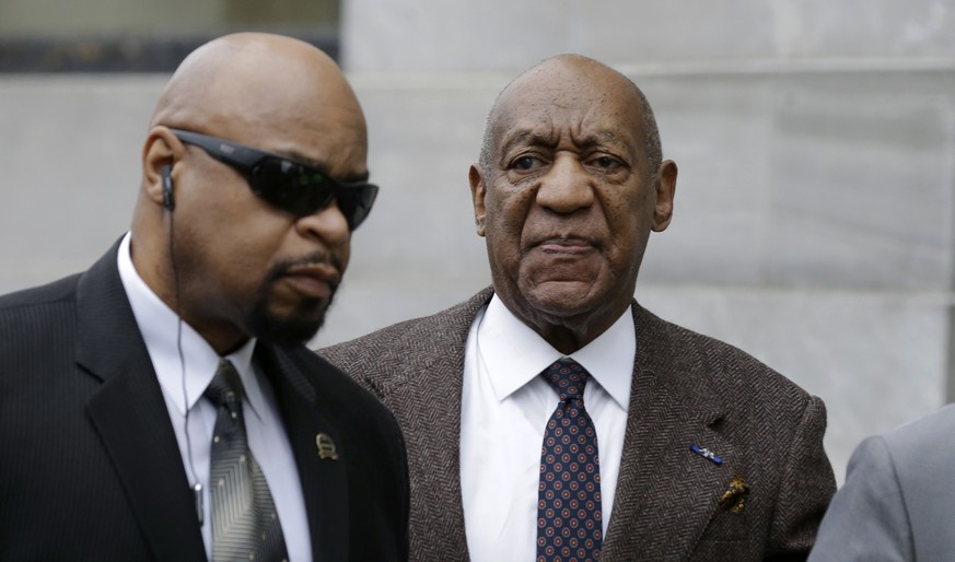 Flankiert von einem Bodyguard: Bill Cosby auf dem Weg zum Gericht in Norristown (PA)