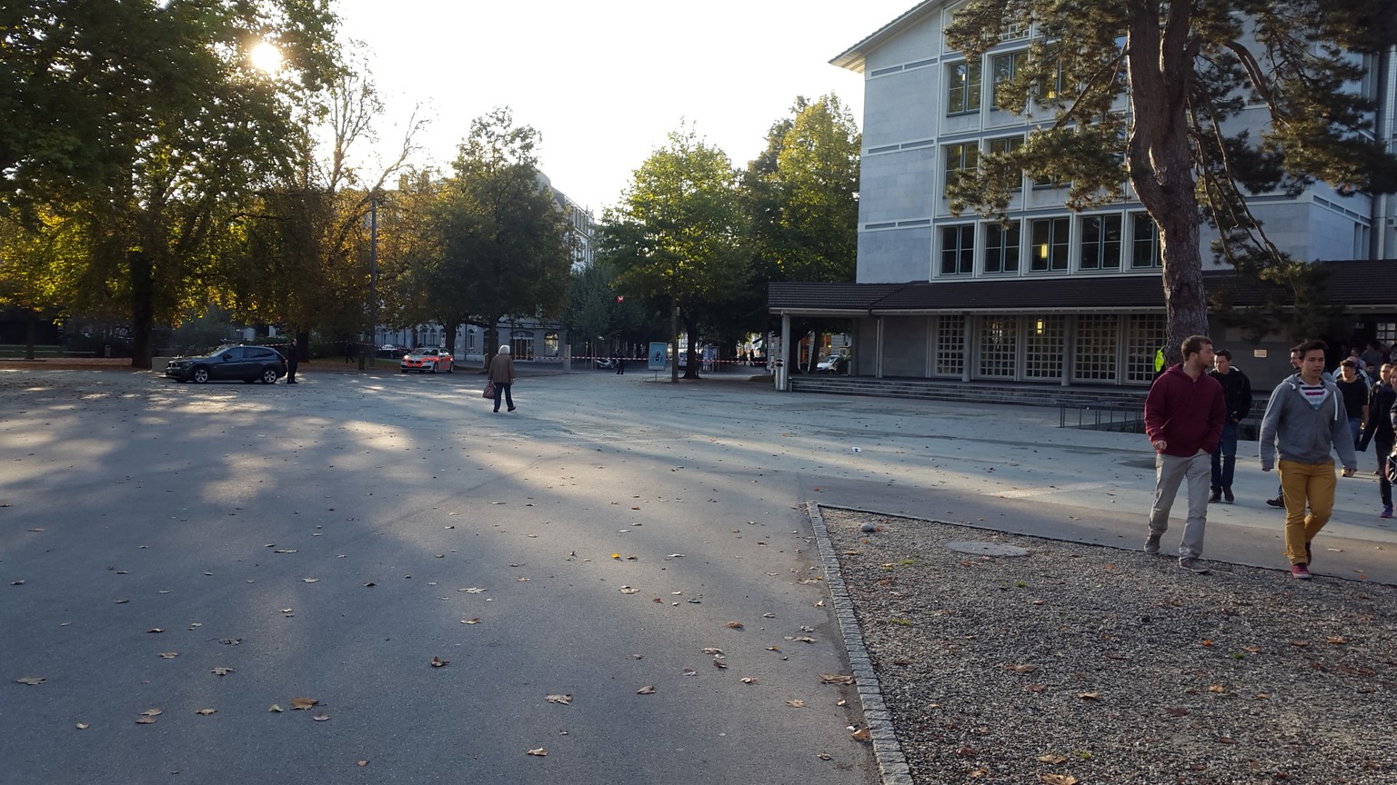 Die Schüler mussten das Areal der Berufsschule verlassen.