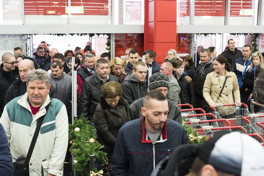 epa05646598 Dozens of customers flock to an electronics store during the Black Friday shopping event in Nyiregyhaza, 245 kms east of Budapest, Hungary, 25 November 2016. Black Friday, a shopping event ...