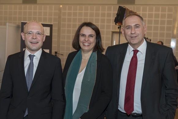 Baschi Duerr, (FDP), Elisabeth Ackermann (GB) und Hans-Peter Wessels (SP), von links, laecheln nach der Bekanntgabe der Zwischenresultate des zweiten Wahlgangs fuer die Regierungsratswahlen des Kanton ...