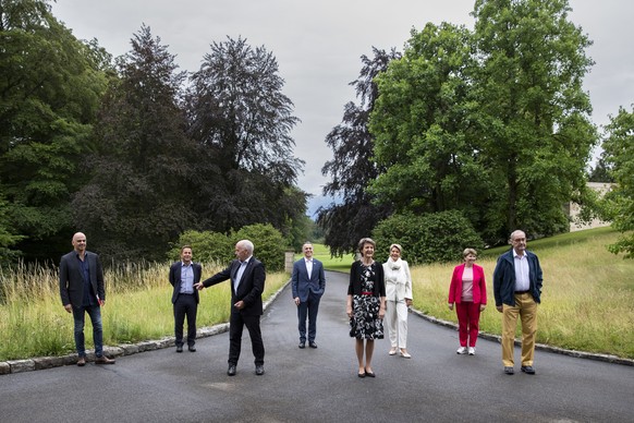 Bundespraesidentin Simonetta Sommaruga, vorne Mitte, posiert mit Bundesrat Alain Berset, Bundeskanzler Walter Thurnherr, Bundesrat Ueli Maurer, Bundesrat Ignazio Cassis, Bundesraetin Karin Keller-Sutt ...