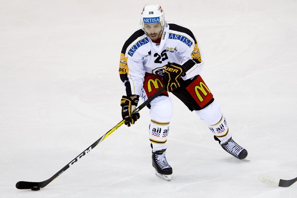 ZUM EISHOCKEY PLAYOFF-VIERTELFINAL ZWISCHEN DEN ZSC LIONS UND DEM HC LUGANO STELLEN WIR IHNEN FOLGENDES BILDMATERIAL ZUR VERFUEGUNG  Lugano&#039;s forward Maxime Lapierre, of Canada, controls the puc ...