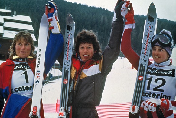 Am 18. Dezember 1984 konnte Vreni Schneider, Mitte, in Santa Caterina, Italien, ihren ersten Weltcup-Sieg vor der US-Amerikanerin Tamara McKinnley, links, und der Deutschen Irene Epple, rechts, feiern ...