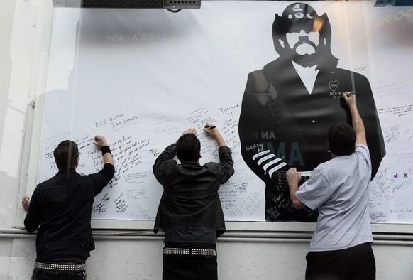 Vor der Rainbow Bar and Grill schrieben am Samstagnachmittag Fans ihre Botschaften auf ein Gedenkplakat für Lemmy.&nbsp;