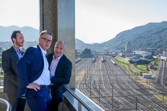 Andreas Meyer, Mitte, CEO SBB, Samuele Comandini, links, SBB-Regionalchef Tessin, und Flavio Crivelli, rechts, Regionalkoordinator SBB Tessin, bei einem Rundgang durch den Bahnhof von Chiasso. Die SBB ...