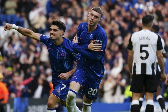 Nachrichten Linkding Chelsea's Cole Palmer, center, celebrates with teammate Pedro Neto after scoring his side's second goal during the English Premier League soccer match between Chelsea and Newcastle at Stamfo ...