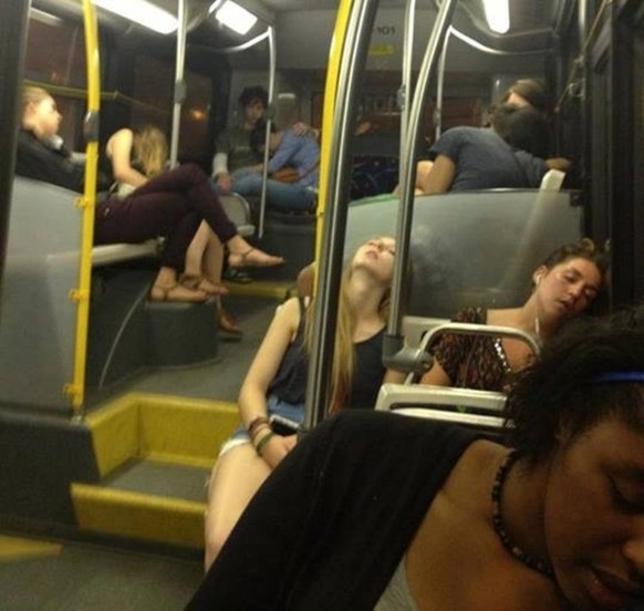 Total erschöpft im Nachtbus.