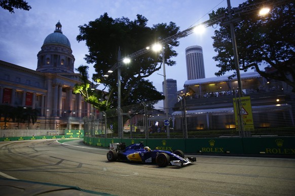 epa05543001 Swedish Formula One driver Marcus Ericsson of Sauber F1 Team steers his car during the first practise round of the Singapore Formula One Grand Prix, 16 September 2016. The Singapore Formul ...