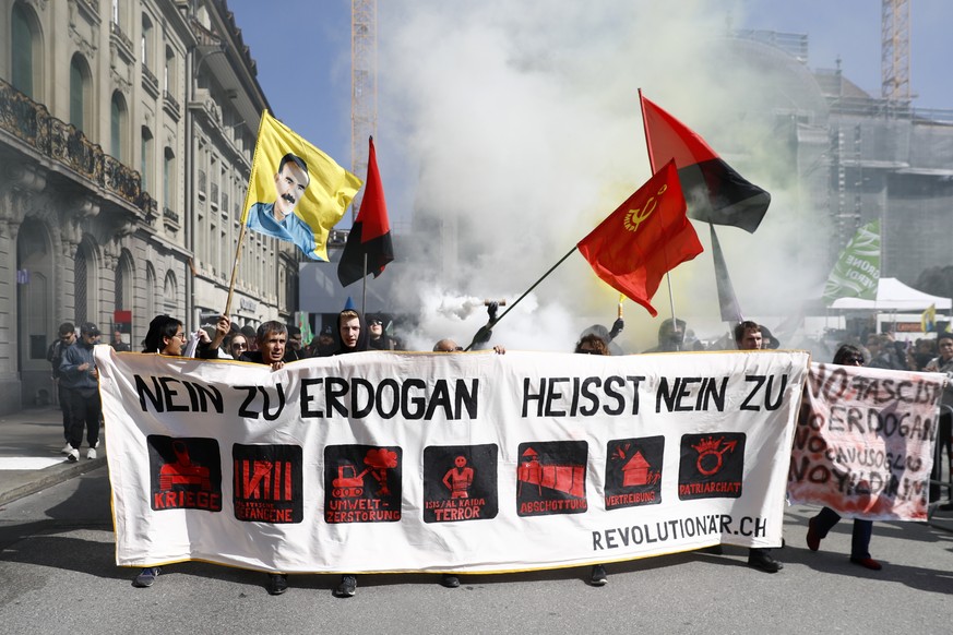 Kundgebungsteilnehmer protestieren gegen den Tuerkischen Praesidenten Recep Tayyip Erdogan, bei einer Kundgebung fuer Freiheit, Frieden Rechtsstaat und Demokratie in der Tuerkei, am Samstag, 25. Maerz ...