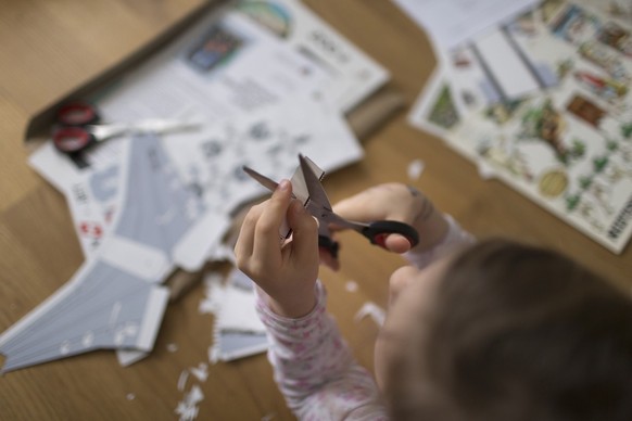 Nachrichten Linkding A child makes a Swissair aircraft from a "Bastelbogen" paper model, pictured on May 17, 2013, in Switzerland. (KEYSTONE/Gaetan Bally)

Ein Kind bastelt aus einem Bastelbogen ein Swissair-Flu ...
