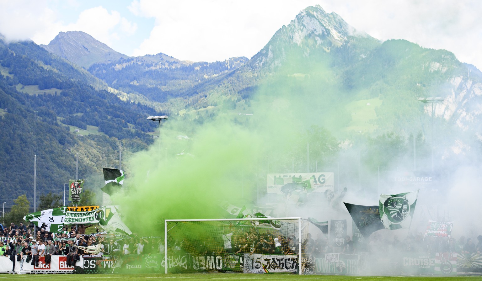 Die St. Galler Fans, beim 1/16-Final Schweizer Cup Spiel zwischen dem FC Linth 04 und dem FC St. Gallen, am Sonntag, 17. September 2017, in der Sportanlage Lintharena SGU in Naefels. (KEYSTONE/Gian Eh ...